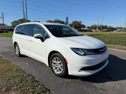 Used 2020 Chrysler Voyager Lxi image 2