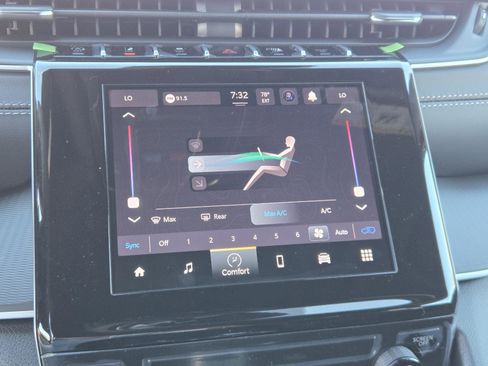 Used 2025 Jeep Grand Cherokee Laredo X image 11