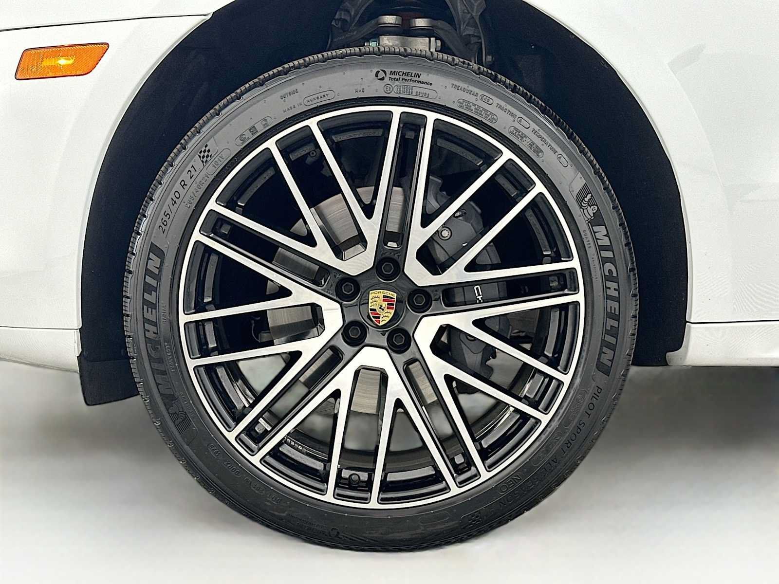 Certified 2026 Porsche Macan AWD/4WD image 32