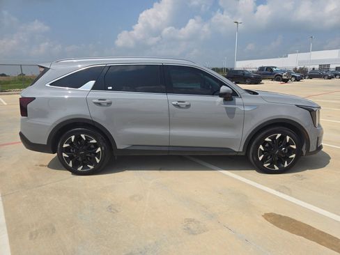 Used 2024 Kia Sorento EX w/ Panoramic Sunroof Package FWD image 2