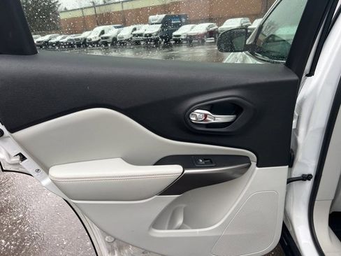 Used 2020 Jeep Cherokee Latitude Lux w/ Comfort/Convenience Group image 17