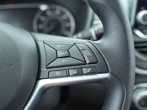 Used 2025 Nissan Altima 2.5 SV FWD image 32