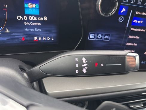 Used 2025 Chevrolet Traverse LT image 18