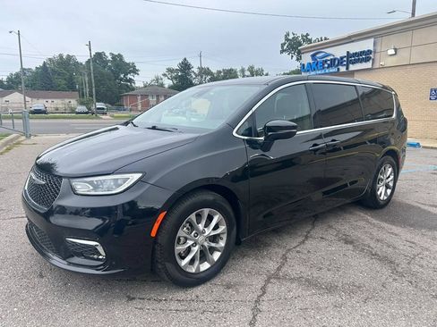 Used 2026 Chrysler Pacifica Limited FWD image 1