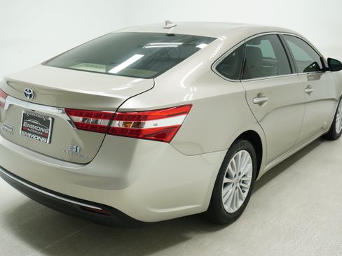 Used 2013 Toyota Avalon Limited w/ Technology Pkg FWD image 4