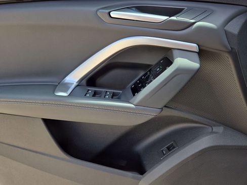 Used 2025 Audi Q5 Premium w/ Convenience Package image 15