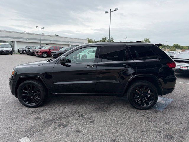 Used 2018 Jeep Grand Cherokee Altitude AWD/4WD image 28