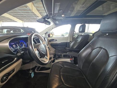 Used 2019 Chrysler Pacifica Limited FWD image 3