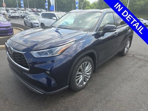 Used 2022 Toyota Highlander Platinum AWD/4WD image 3