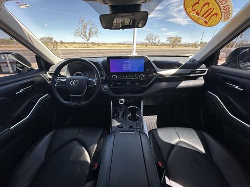 Used 2023 Toyota Highlander XLE image 24