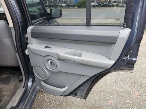 Used 2007 Jeep Commander Sport image 14