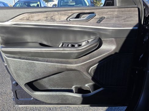 Used 2023 Jeep Grand Cherokee Limited image 16