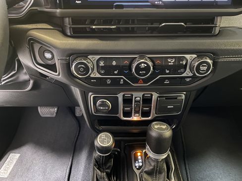 Used 2025 Jeep Wrangler Sahara image 44