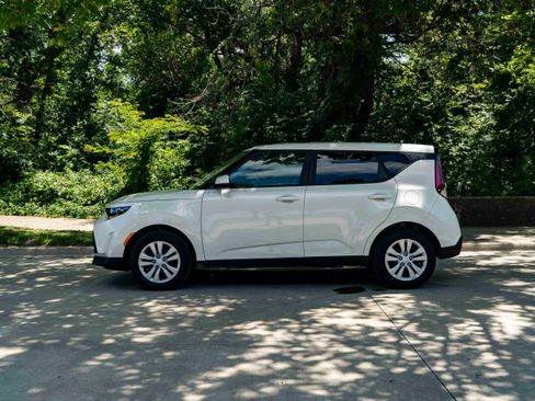 Used 2025 Kia Soul LX FWD image 6