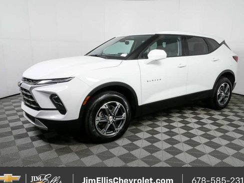 Certified 2025 Chevrolet Blazer LT FWD image 2