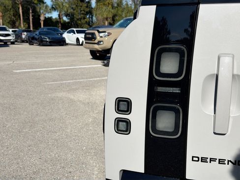 New 2026 Land Rover Defender 130 X-Dynamic SE image 10