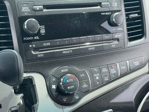 Used 2014 Toyota Sienna LE image 8