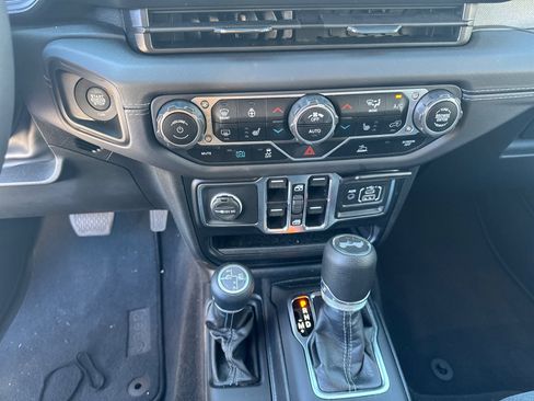 Used 2025 Jeep Wrangler Sahara image 28