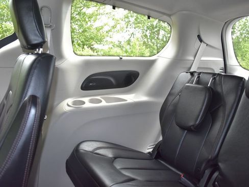 Used 2019 Chrysler Pacifica Touring-L Plus FWD image 29