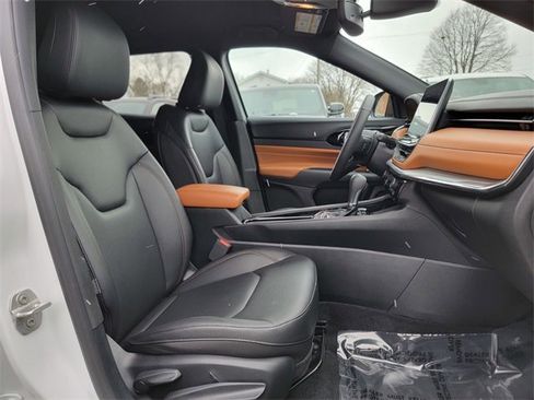 Certified 2024 Jeep Compass Limited image 24