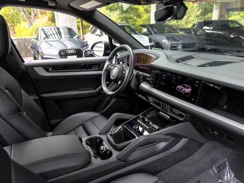 Certified 2024 Porsche Cayenne AWD/4WD image 53