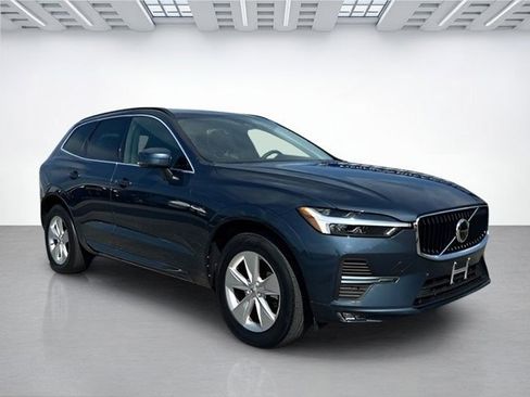 Used 2022 Volvo XC60 B5 Momentum image 2