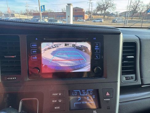 Used 2017 Toyota Sienna SE image 21