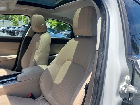 Used 2017 Jaguar XF Prestige RWD image 6