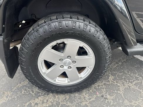 Used 2010 Jeep Wrangler Unlimited Sahara AWD/4WD image 11