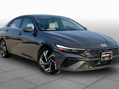 Used 2025 Hyundai Elantra SEL FWD image 3