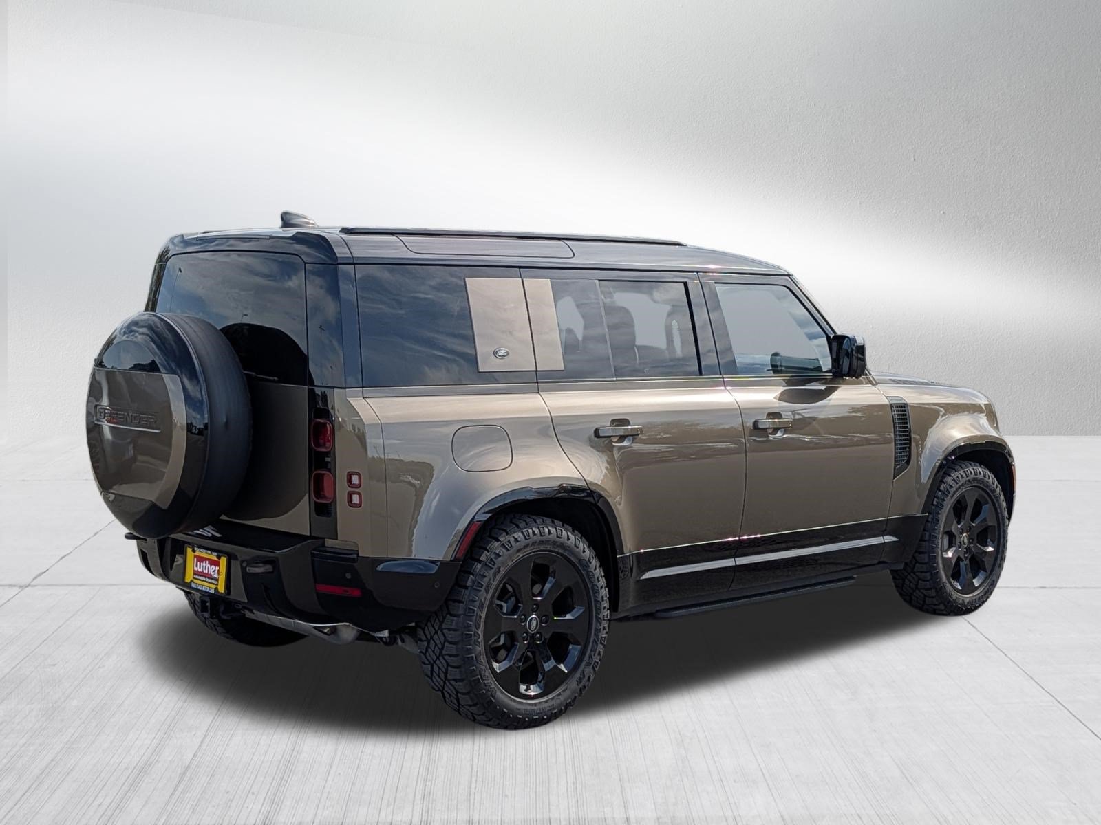 Used 2024 Land Rover Defender 110 X-Dynamic SE AWD/4WD image 7
