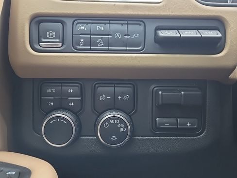 Used 2021 Chevrolet Tahoe Premier w/ Premium Package image 24