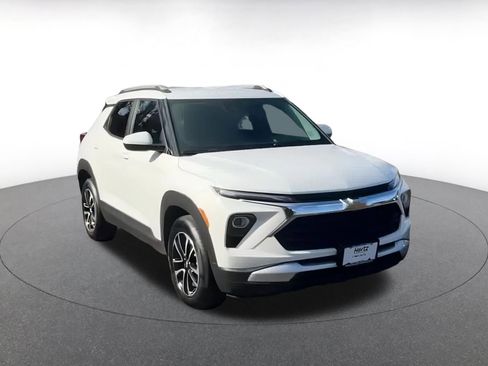 Used 2025 Chevrolet TrailBlazer LT image 3