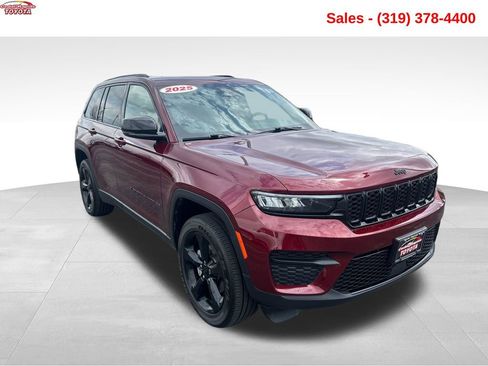 Used 2025 Jeep Grand Cherokee Altitude image 9