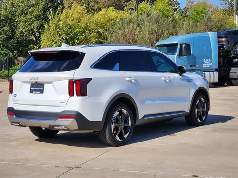 Certified 2025 Kia Sorento EX image 7