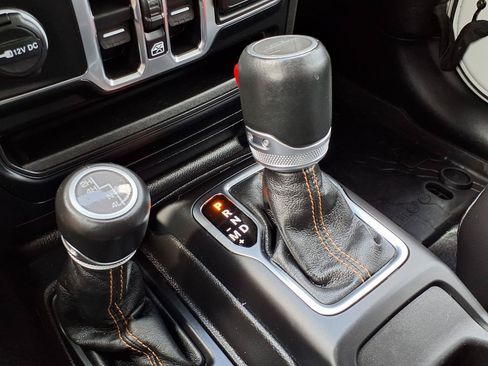 Used 2023 Jeep Gladiator Overland AWD/4WD image 14