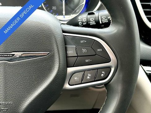 Used 2023 Chrysler Pacifica Touring-L FWD image 24
