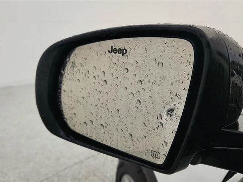 Used 2025 Jeep Compass Latitude image 24