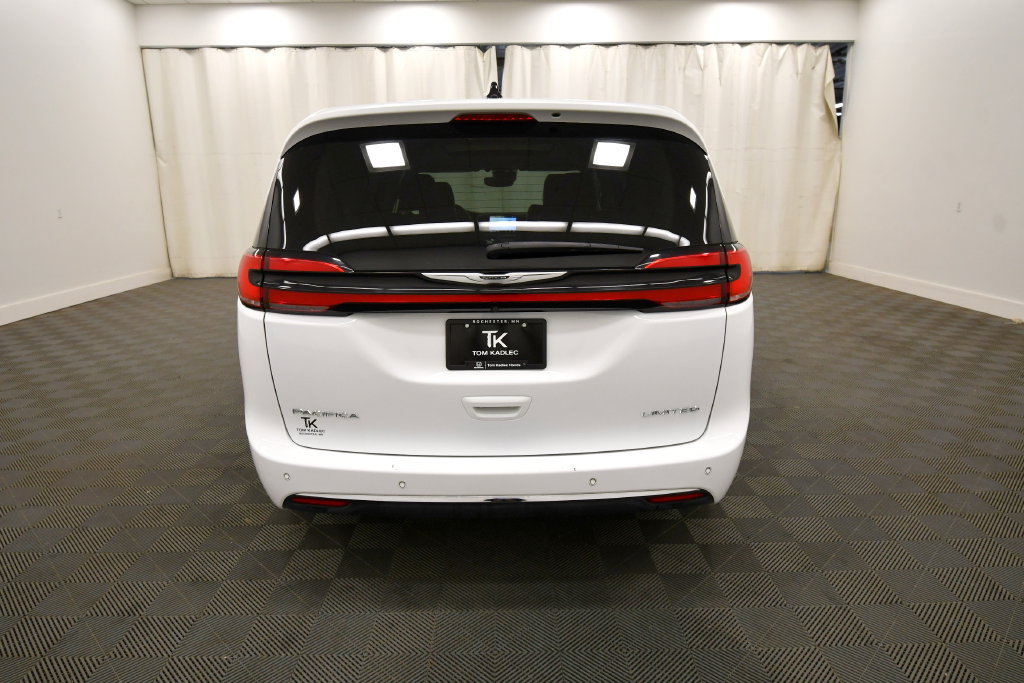 Used 2024 Chrysler Pacifica Limited FWD image 6