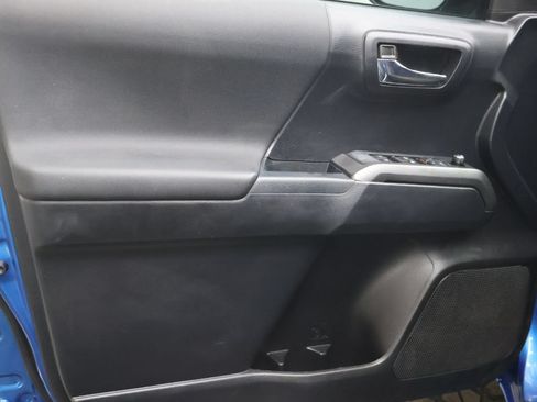 Used 2018 Toyota Tacoma TRD Sport AWD/4WD image 15