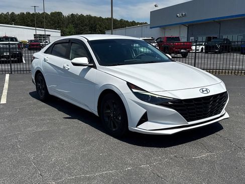 Used 2023 Hyundai Elantra SEL w/ Preferred Accessory Package FWD image 4