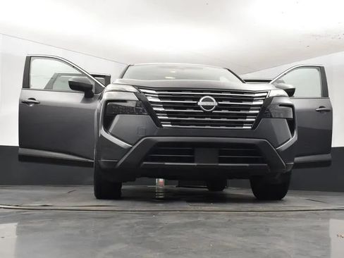 Used 2025 Nissan Rogue SV FWD image 11