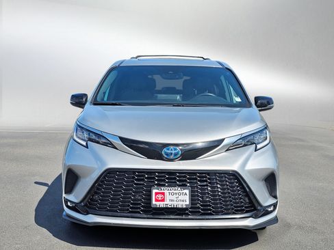Used 2023 Toyota Sienna XSE AWD/4WD image 8