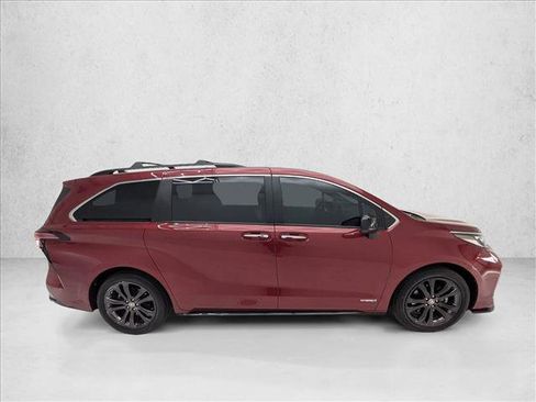 Used 2021 Toyota Sienna XSE w/ XSE Plus Package image 4