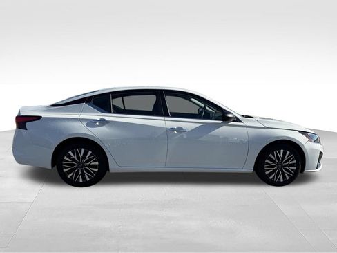 Used 2025 Nissan Altima 2.5 SV FWD image 27