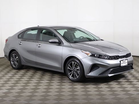 Used 2024 Kia Forte LXS w/ LXS Technology Package FWD image 2