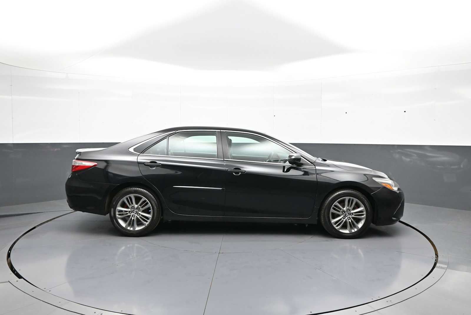Used 2016 Toyota Camry SE w/ Protection Package (Q2) FWD image 5