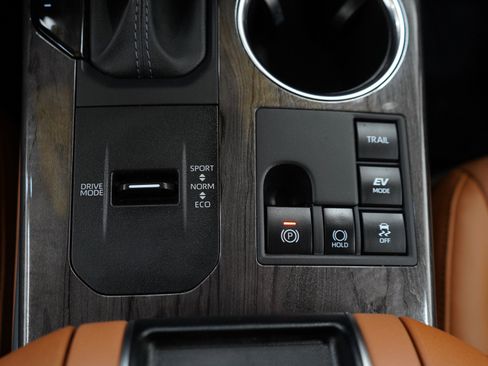 Used 2025 Toyota Highlander Platinum AWD/4WD image 25