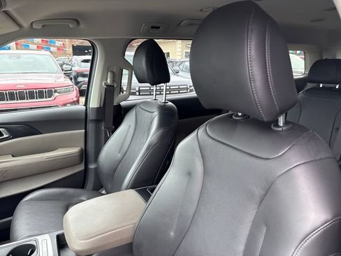 Used 2025 Kia Carnival FWD image 9