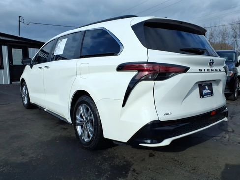 Used 2023 Toyota Sienna XSE w/ XSE Plus Package image 5